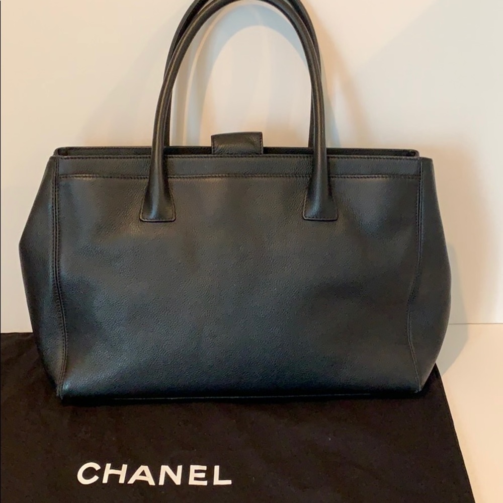 Authentic CHANEL black leather tote - Picture 7 of 8